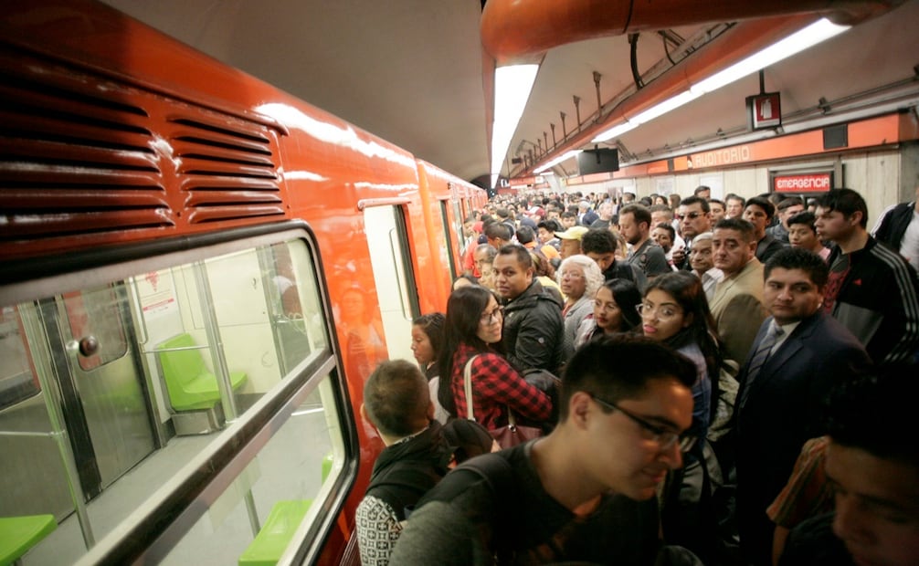 Estación del Metro Auditorio, de la línea 7 de este transporte en abril de 2016, la cual se vio afectada por el desperfecto de un tren, lo que provocó acumulación de gente en el andén. En semanas recientes del 2024 estos atrasos han sido más frecuentes. Foto Iván Stephens EL UNIVERSAL.