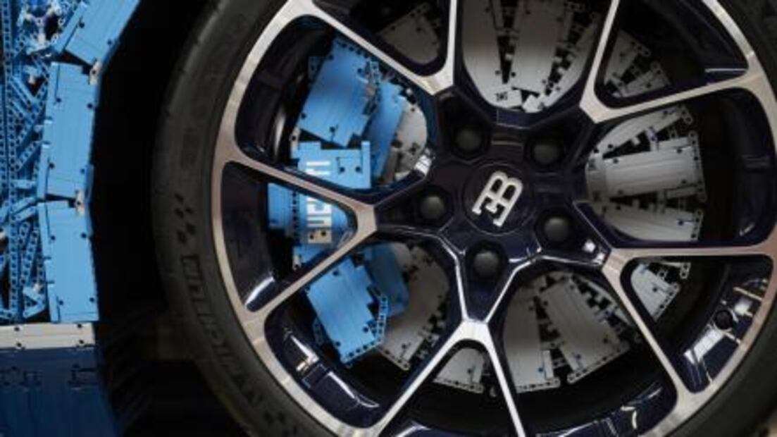 Construyen Bugatti Chiron tamaño real con piezas Lego