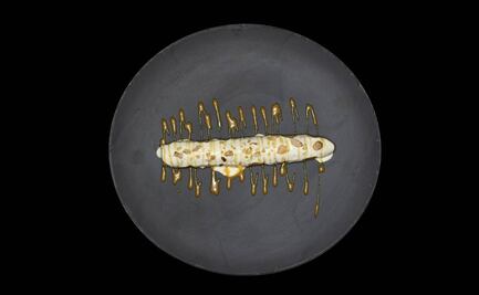 Prepara un plátano macho con crema de queso de cabra y caramelo