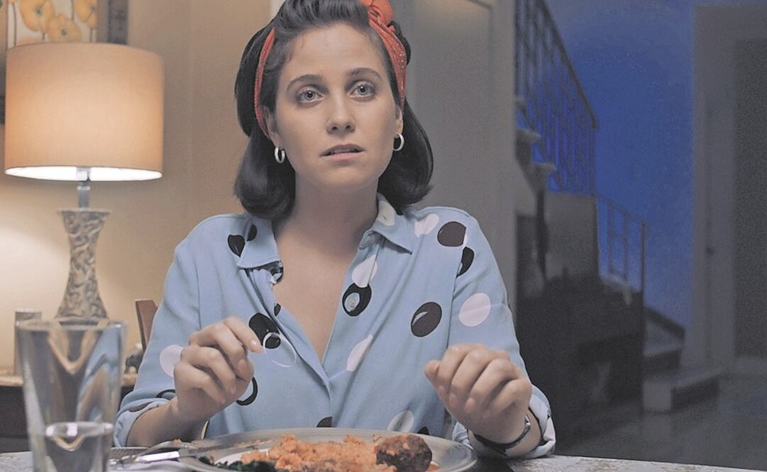 Natasha Dupeyrón examina a Verónica Castro y vuelve a los 22 a cantar