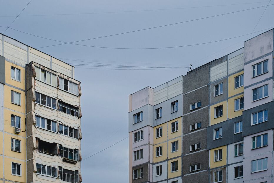 Hombre quita una columna de un edificio para mejor visibilidad (Fuente unsplash)
