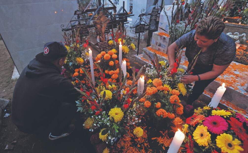 Las familias barren, cortan el zacate y las hierbas crecidas en las lápidas, limpian los retratos, los epitafios y los nombres de sus muertos. Foto: de Fernanda Rojas
