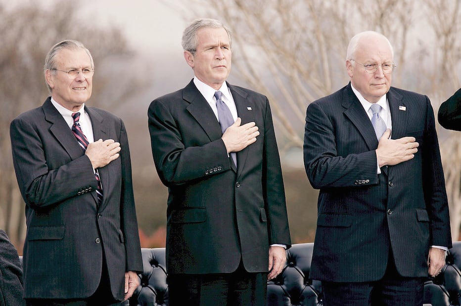 Los entonces secretario de Defensa Donald Rumsfeld, presidente George W. Bush y vicepresidente Dick Cheney, en una imagen de diciembre de 2006. Foto: STEFAN ZAKLIN / EFE
