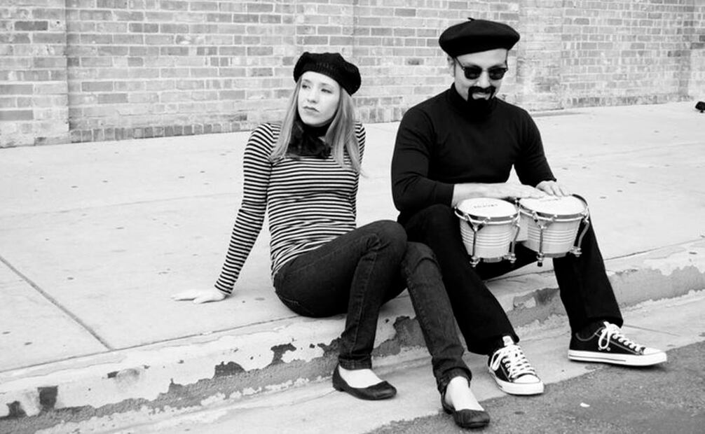 Aunque es posible que se trate de una recreación, más que una foto de época, la indumentaria de esta pareja encaja con los estereotipos de la estética beatnik: ropa oscura, playeras de rayas y boinas. ESPECIAL.