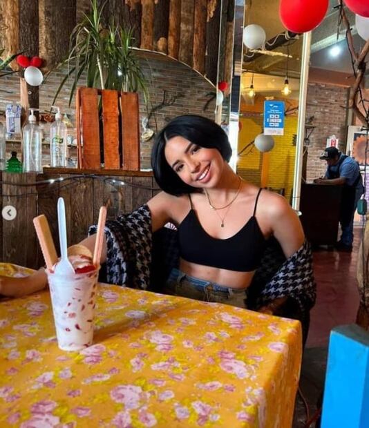 Ángela Aguilar cautiva desde la alberca