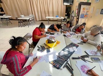 Migrantes buscan paz y un propósito a través de talleres