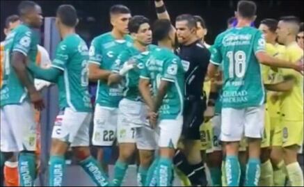 Fernando Hernández, árbitro de la Liga MX golpea a jugador de León