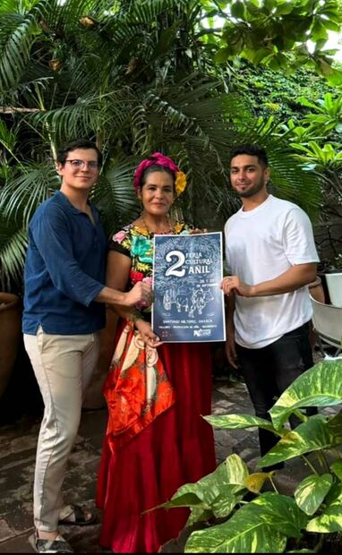 La feria es resultado de un esfuerzo comunitario, en el que están participando chicos y grandes por igual. Figuran Paulino Toledo (izq.), la cantante zapoteca Martha Toledo (centro) y el artesano de jícaras de calabaza, Jesús Armando Rodríguez (der.). Foto: Paulino Toledo.