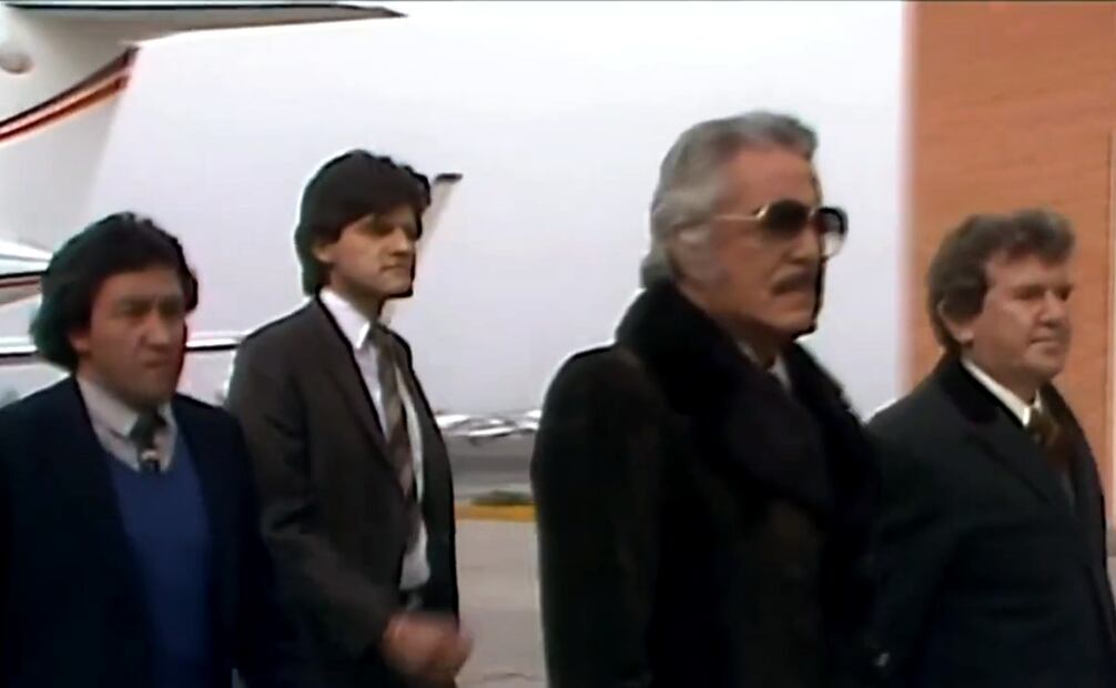 Enrique de Martino es un millonario poderoso pero también despiadado, que oculta conexiones con el bajo mundo y con el más allá. Captura de pantalla.