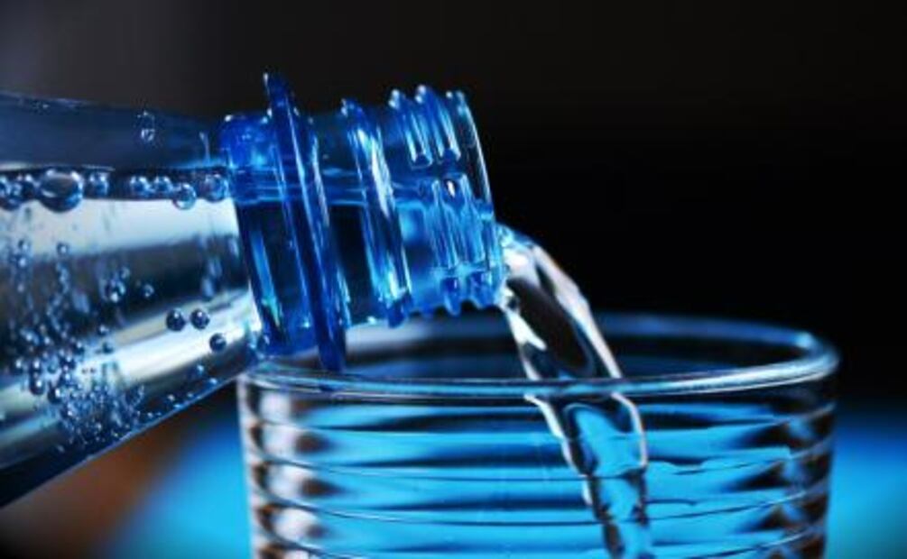 ¿Realmente es saludable el agua mineral?