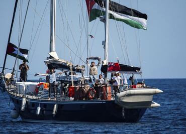 Barco con 12 activistas, incluyendo Greta Thunberg, se acerca a Gaza; lleva ayuda humanitaria