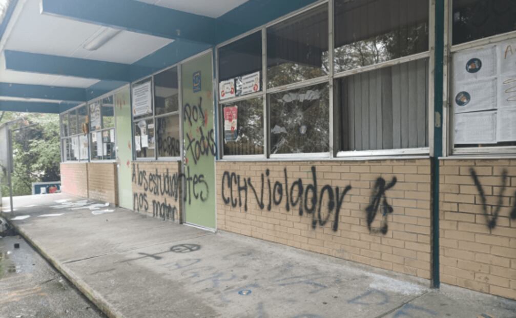 Grupo de encapuchados saquea y vandaliza instalaciones del CCH Sur  