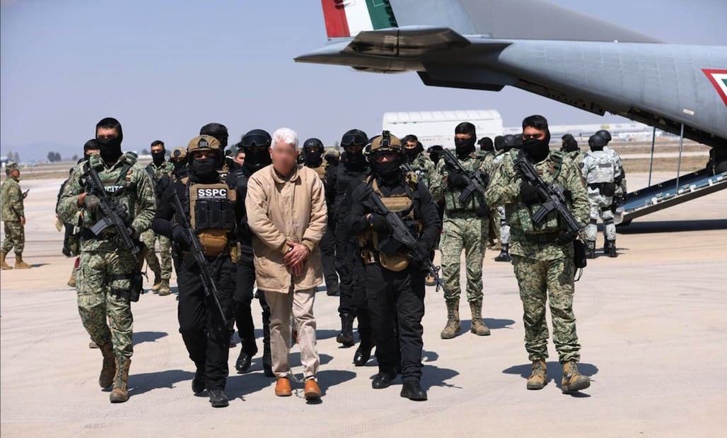 Desde las instalaciones militares de Santa Lucía, en ocho aeronaves, cinco del Ejército y tres de la Marina, se realizó la entrega masiva de capos a Estados Unidos. Foto: especial