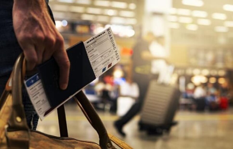 Razones por las que podrían bajarte de un avión