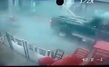 Comando irrumpe con camioneta para robar super en Tecámac