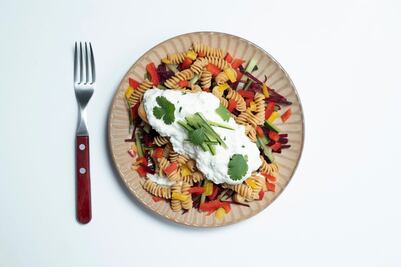 Cocina una comida rápida con pollo y pasta 