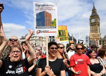 Miles de personas se manifiestan en Londres contra austeridad