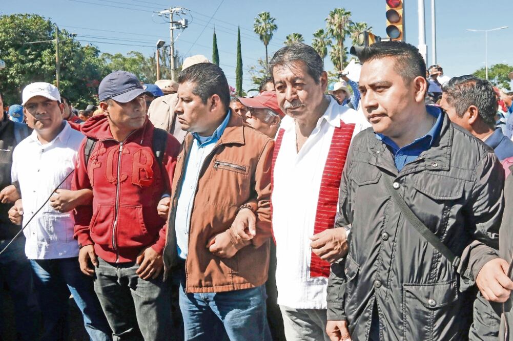 El pasado 26 de septiembre concluyó el mandato del actual Comité Ejecutivo Seccional (CES) de la Sección 22, encabezado por Rubén Núñez (cuarto de izq. a der.), pero no había sido lanzada la convocatoria para el relevo. (ARCHIVO. EL UNIVERSAL)