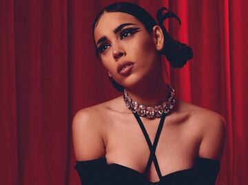 Danna Paola deslumbra en traje de minifalda y top de mariposa