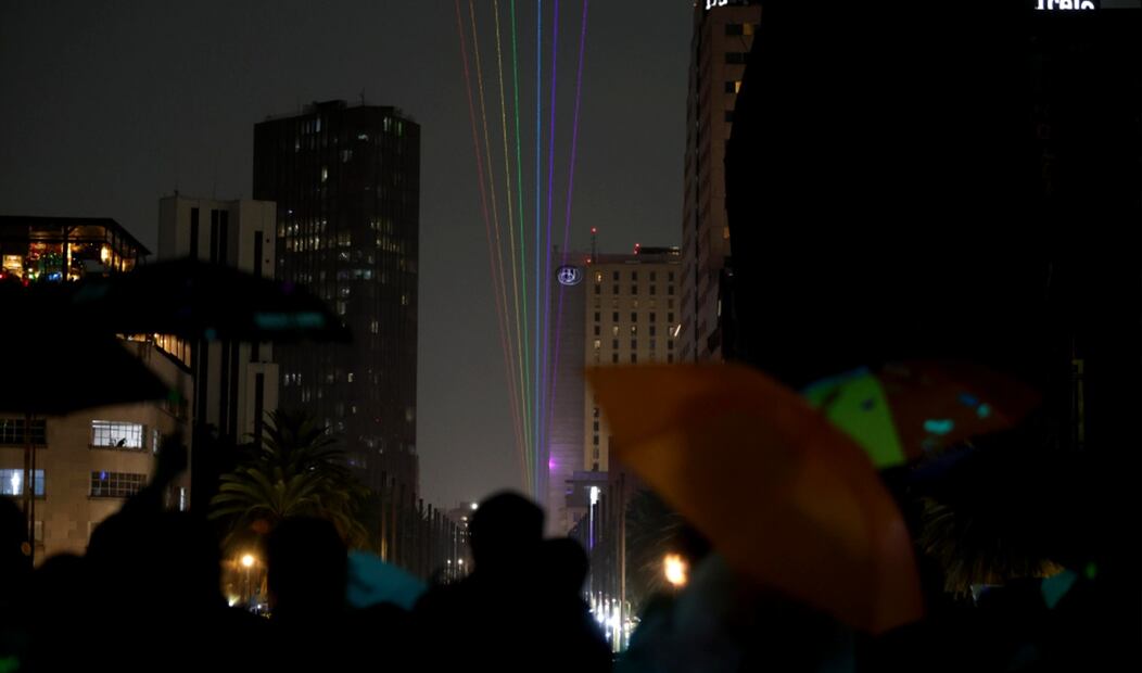 Proyecta Monumento a la Revolución los colores de la bandera LGBT+ en el marco de la edición 47 de la Marcha del Orgullo en la Ciudad de México, el jueves 27 de junio de 2025. Foto: Valente Rosas/EL UNIVERSAL