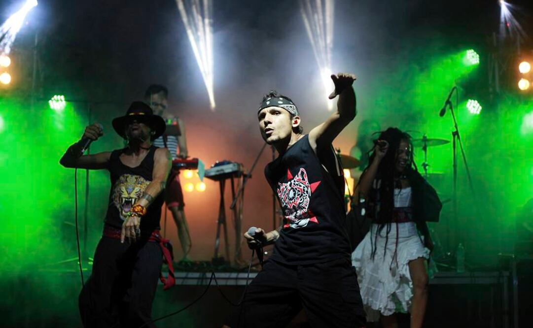 En esta foto del 7 de marzo del 2015, el vocalista de Dr. Krápula, durante un festival de música en Parque Orellana. Félix Márquez/AP.