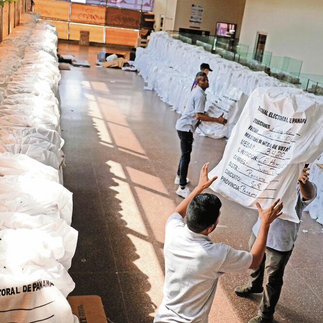 Prepa rativo s. Panameños, con material electoral que se usará durante la jornada de hoy en el país. JOSE CABEZAS. REUTERS
