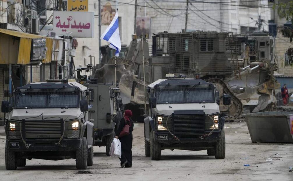 Vehículos militares de Israel recorren Yenín, en Cisjordania, territorio ocupado por Israel, el 22 de enero de 2025. Foto: AP