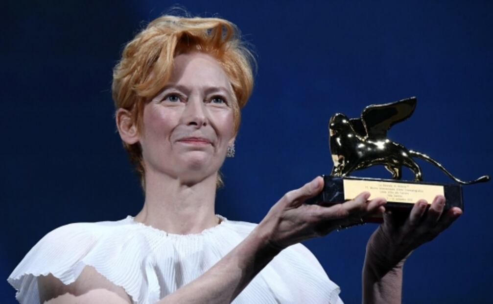Tilda Swinton recibe león de oro honorífico y recuerda a Chadwick Boseman