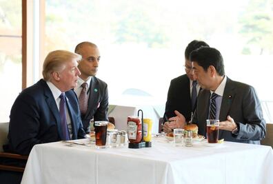 ​Hacen fila en Japón para comprar hamburguesa al estilo Trump