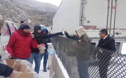 Reparten alimentos y cobijas en carreteras de Coahuila