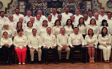 Senadores del PRI brindan un minuto de aplausos para Juan Gabriel