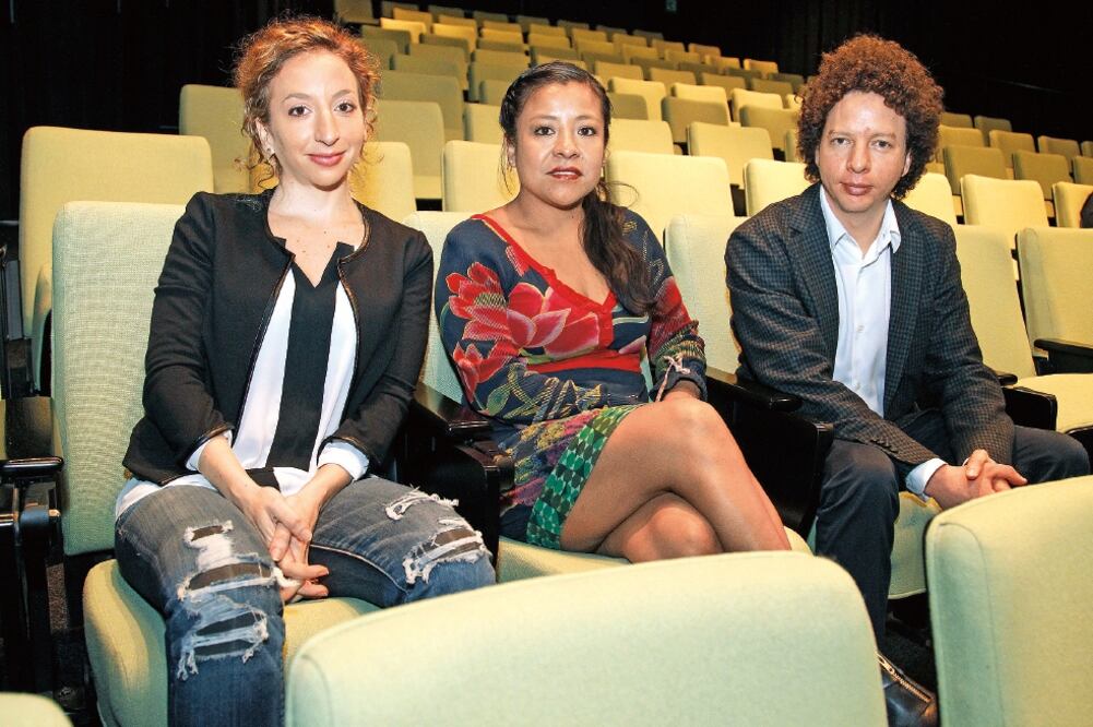 Mónica del Carmen (al centro) es la única actriz profesional en la nueva producción de Franco (derecha) (ARIEL OJEDA. EL UNIVERSAL)