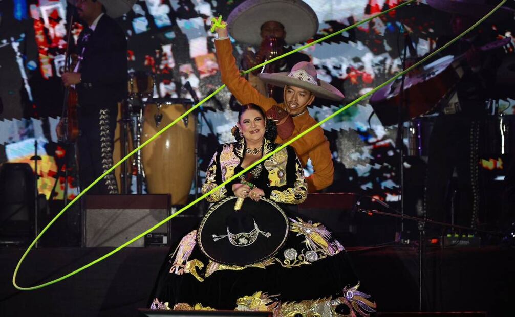 La cantautora Alejandra Ávalos salió al escenario e inició su presentación entonando canciones como "El Viajero" y "Serenata Huasteca" en el Zócalo capitalino este 15 de septiembre de 2025. Foto: Berenice Fregoso/ EL UNIVERSAL
