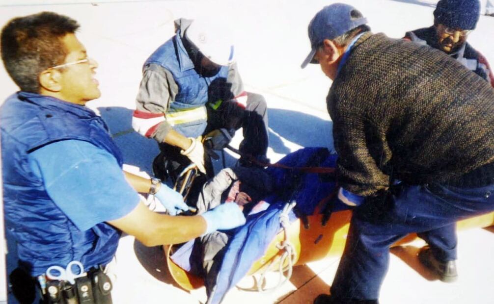 Rescate de alpinista en el Pico de Orizaba, 2002. En años anteriores, algunos lugareños que residían cerca de altas montañas o ríos subterráneos permitían al Socorro Alpino hacer uso de su propiedad como si fuera su caseta. Foto: Archivo EL UNIVERSAL.