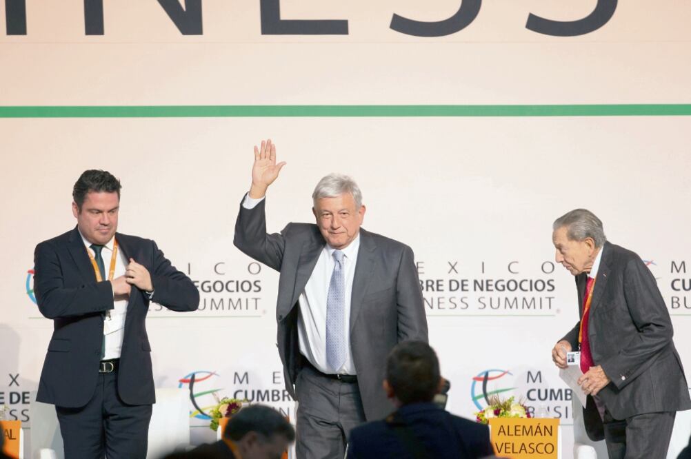 El presidente electo de México, Andrés Manuel López Obrador (c), acompañado del gobernador de Jalisco, Aristóteles Sandoval (i), y el presidente de la Cumbre de Negocios, Miguel Alemán Velasco (d), en la Cumbre de Negocios. (FRANCISCO GUASCO. EFE)