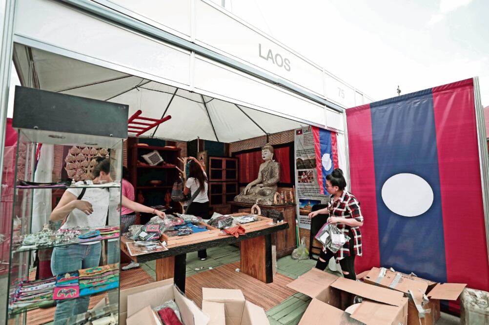 Ayer, trabajadores del gobierno capitalino y expositores de las distintas naciones alistaban los últimos detalles para recibir desde hoy a los visitantes de 11:00 a 20:00 horas. (FOTO: ALEJANDRA LEYVA. EL UNIVERSAL)