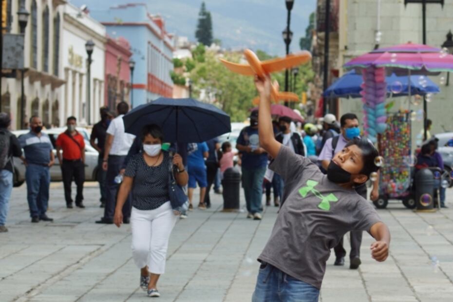 Besos en la calle, infancia durante la pandemia y exámenes de admisión, entre las mejores fotos de la semana