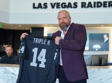 Operan del corazón a Triple H