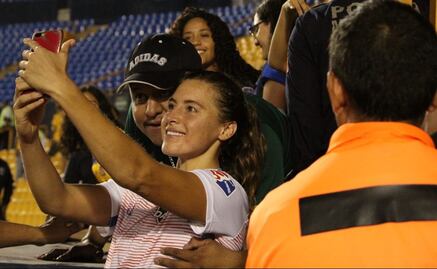Aficionado manosea a jugadora en el estadio de Tigres