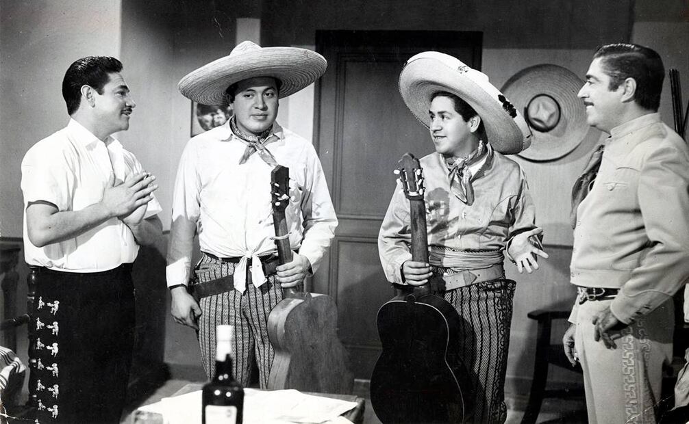 Como buenos charros aventureros, Luis Aguilar , a la derecha, y Javier Solís, izquierda, requieren los servicios de un buen par de escuderos como son los Polivoces. La película se tituló “Agarrando parejo”, esta frase es una expresión popular que se refiere a aceptar todo lo que caiga en cuestiones del amor; tal es el caso de Luis y Javier, que, a causa de esta afición viven muchas aventuras causando, hasta en el más respetable, horas de risas. Abril de 1964. Foto: Archivo EL UNIVERSAL.