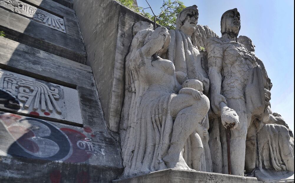 Tanto las estatuas que adornan al monumento como las paredes del mismo siguen destruidas y con piezas faltantes. Foto: Carlos Mejía/EL UNIVERSAL