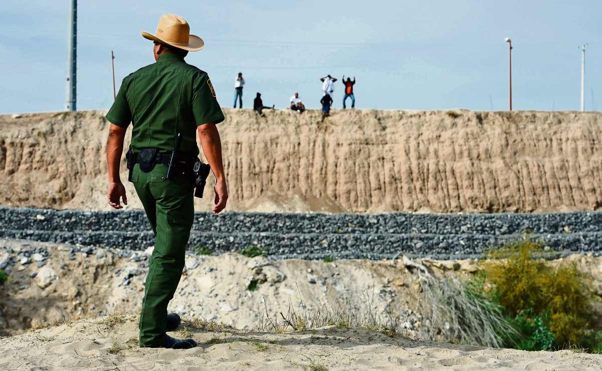 Un agente de la Patrulla Fronteriza observa hacia el río Bravo, mientras algunas personas intentan cruzar, cerca de McAllen, Texas. EFE