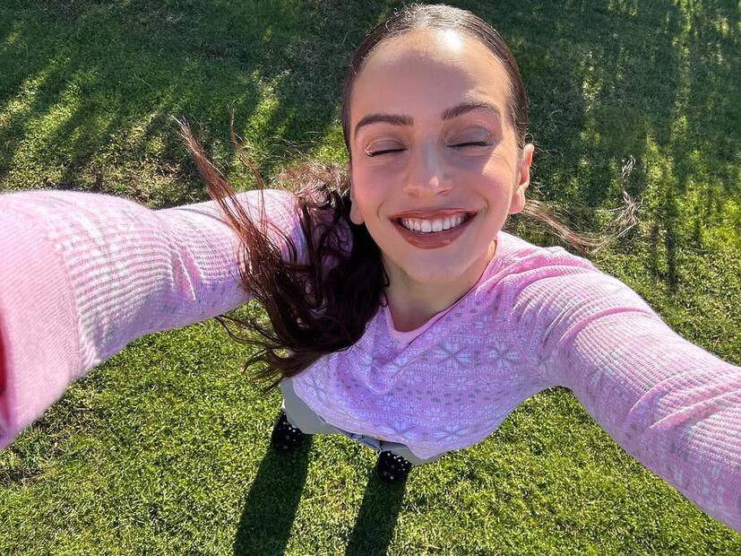 Minimalista y elegante, ideal para equilibrar las facciones. Foto: Instagram @rosalia.vt