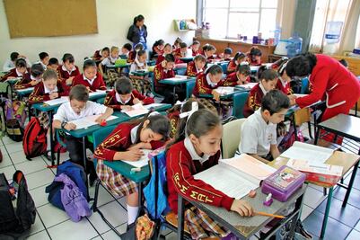 Padres exigen luz para primaria