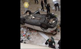 Cae camioneta desde tercer piso del estacionamiento en plaza Lilas en la Miguel Hidalgo; hay una mujer lesionada