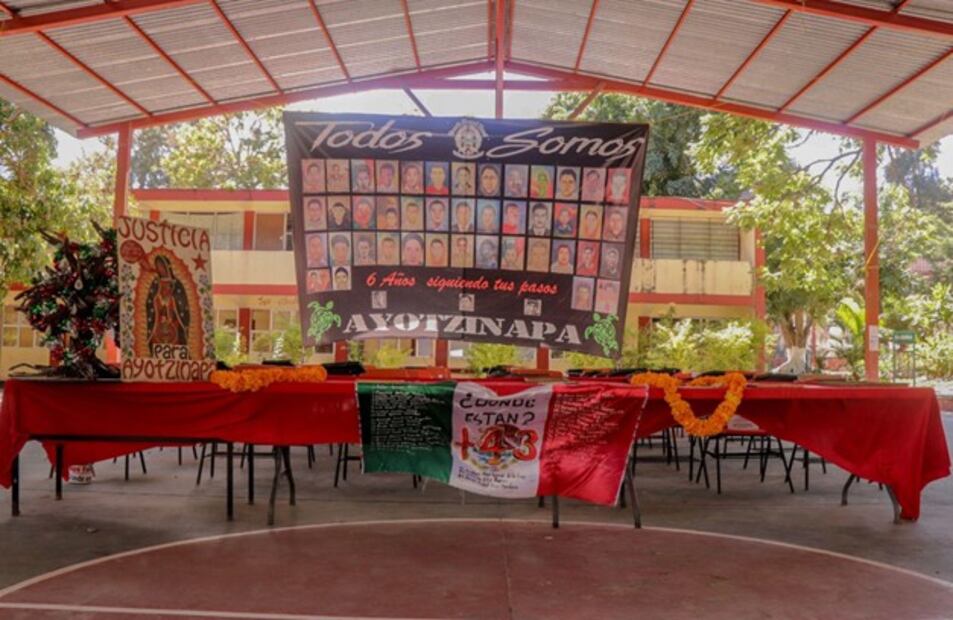 Una lona rotulada con los rostros de los estudiantes desaparecidos se halla en la cancha deportiva de la escuela. Foto: de David Juárez