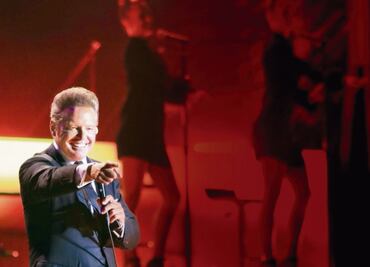 Abuchean a Luis Miguel por su extraña actuación en concierto
