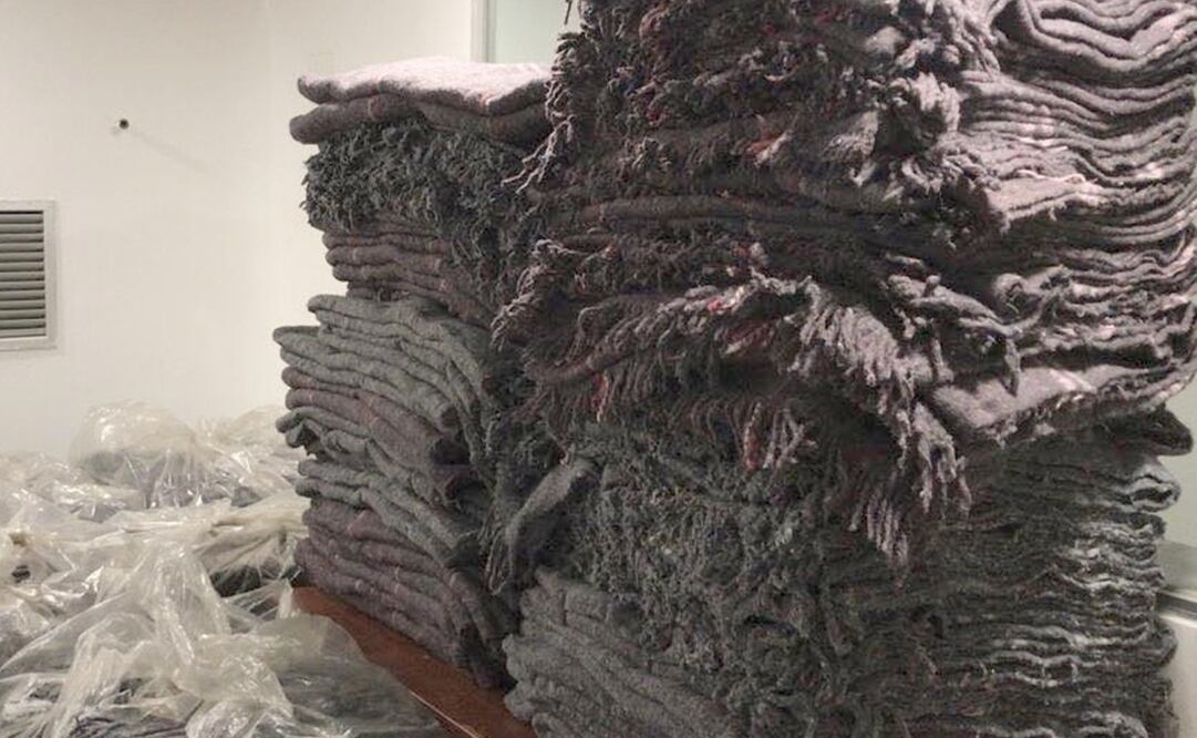 Critican a Samuel García por regalar cobijas "corrientes"