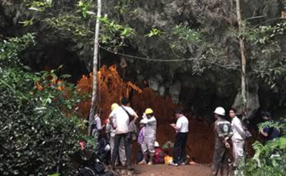 Buscan a equipo de futbol infantil en cueva de Tailandia
