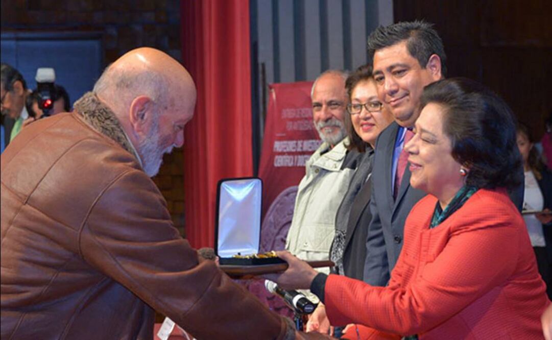 Moctezuma recibió un diploma y un pectoral Juego de Pelota por sus 55 años de servicio. (FOTO: Melitón Tapia / INAH)